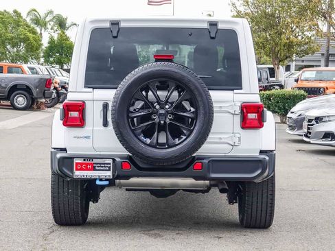 Used 2022 Jeep Wrangler Unlimited Sahara AWD/4WD image 5