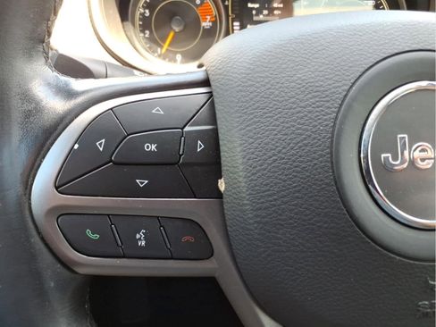 Used 2021 Jeep Cherokee Latitude Plus FWD image 20
