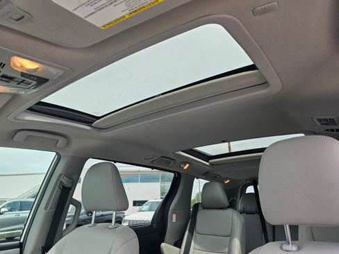 Used 2020 Toyota Sienna Limited FWD image 28