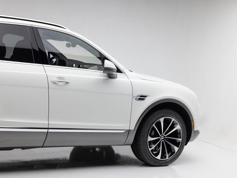 Used 2017 Bentley Bentayga AWD/4WD image 31