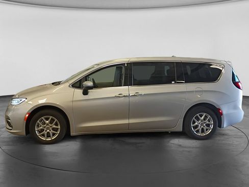 Used 2023 Chrysler Pacifica Touring-L FWD image 6