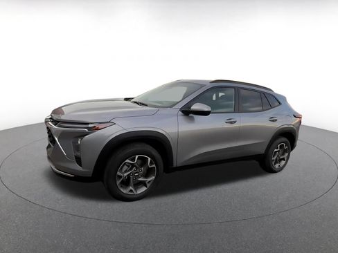 Used 2025 Chevrolet Trax LT FWD image 8