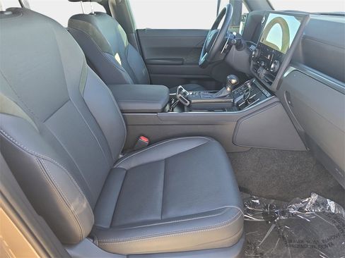 Used 2025 Lexus GX 550 image 12