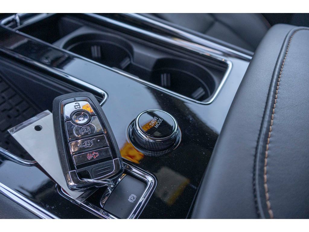 Used 2025 Lincoln Aviator Black Label w/ Jet Appearance Package AWD/4WD image 31