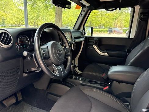 Used 2018 Jeep Wrangler Unlimited Sahara AWD/4WD image 9