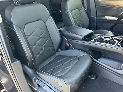 Certified 2025 Volkswagen Atlas SE FWD image 8