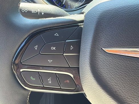 Used 2025 Chrysler Pacifica Limited FWD image 22