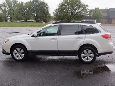 Used 2011 Subaru Outback 2.5i Premium w/ All-Weather Pkg AWD/4WD image 9