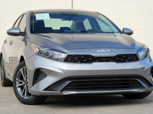 Used 2022 Kia Forte LXS FWD image 2