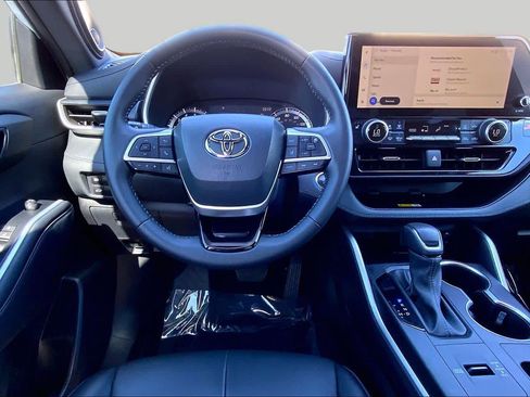 Used 2023 Toyota Highlander XSE FWD image 5