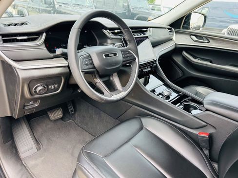 Used 2023 Jeep Grand Cherokee Limited w/ Black Appearance Package AWD/4WD image 17