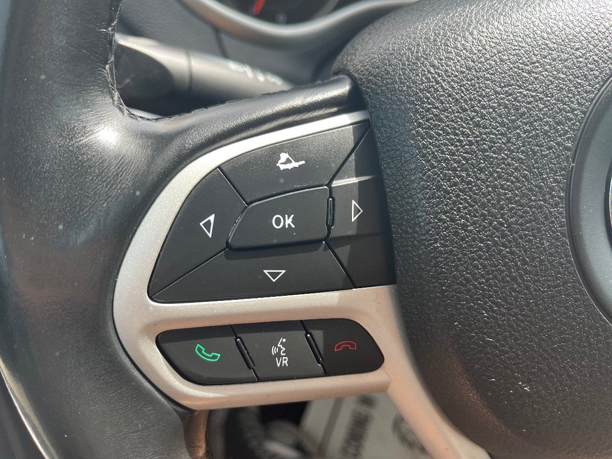 Used 2017 Jeep Cherokee Latitude w/ Comfort/Convenience Group FWD image 18