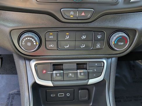 Used 2024 GMC Terrain SLE image 20