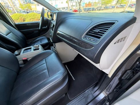 Used 2016 Chrysler Town & Country Touring FWD image 39