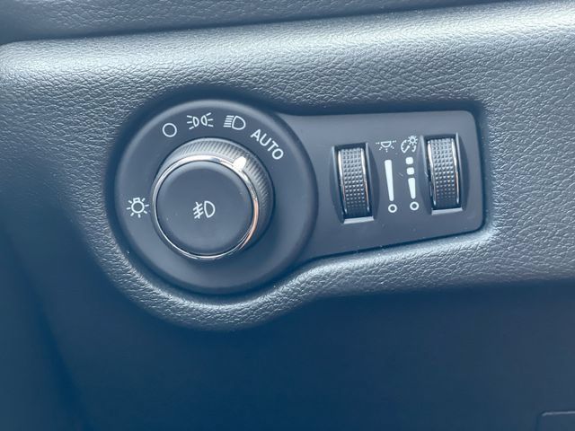 Used 2026 Chrysler Pacifica Limited FWD image 26