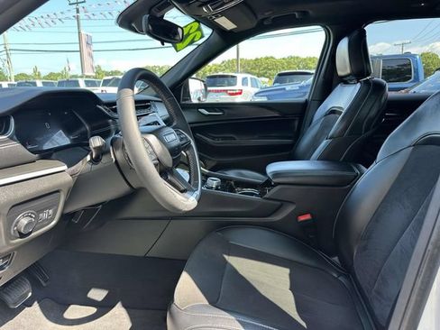 Used 2023 Jeep Grand Cherokee Altitude AWD/4WD image 10