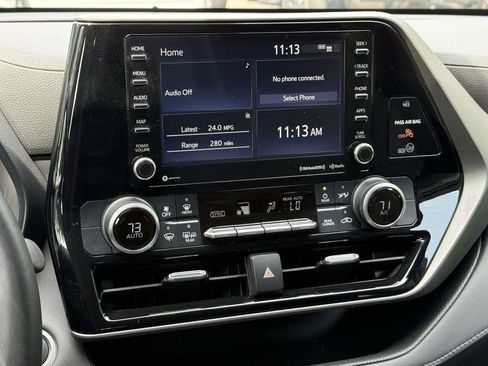 Used 2020 Toyota Highlander LE FWD image 15