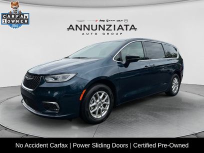 Used 2025 Chrysler Pacifica Select