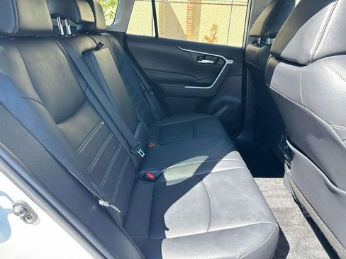 Used 2021 Toyota RAV4 XLE Premium image 9