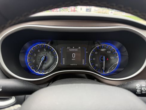 Used 2022 Chrysler Voyager LX FWD image 14