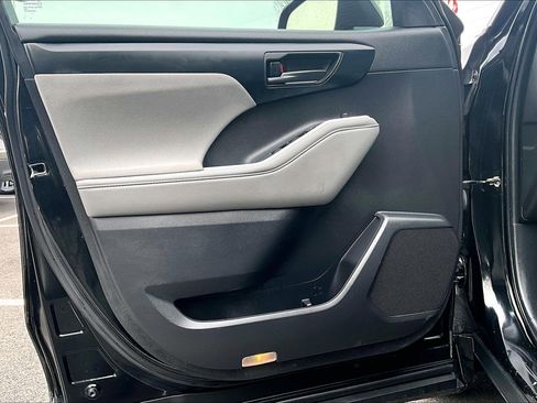 Used 2022 Toyota Highlander LE image 21