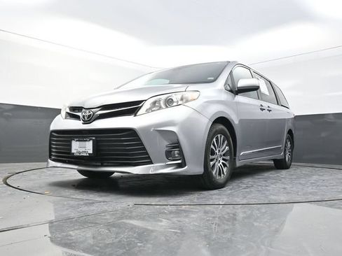 Used 2018 Toyota Sienna XLE FWD image 30