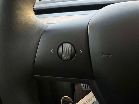 Used 2024 Tesla Model Y Performance image 28