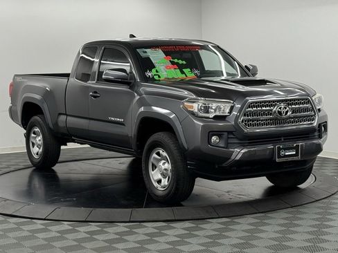 Used 2017 Toyota Tacoma TRD Sport image 5