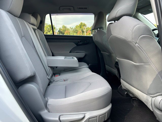 Used 2022 Toyota Highlander LE AWD/4WD image 41