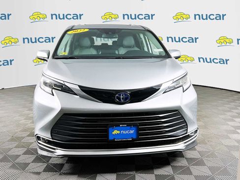 Used 2022 Toyota Sienna Limited image 2