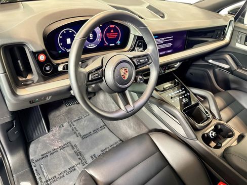 Used 2025 Porsche Cayenne image 4
