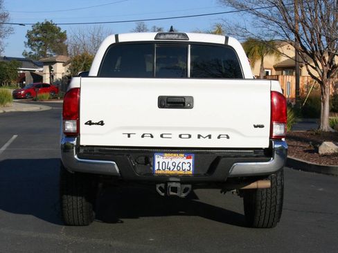 Used 2017 Toyota Tacoma SR5 image 6