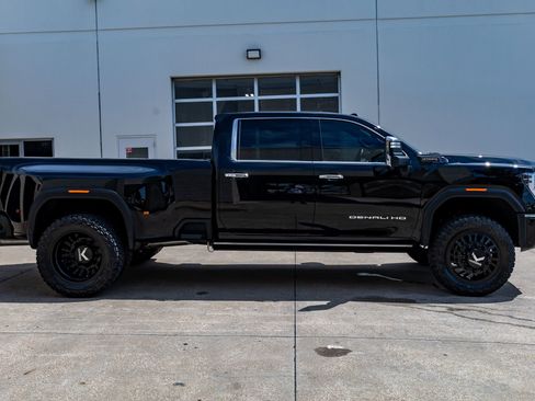 Used 2024 GMC Sierra 3500 Denali Ultimate AWD/4WD image 11