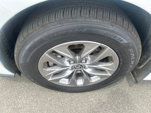Used 2024 Toyota Sienna LE AWD/4WD image 9