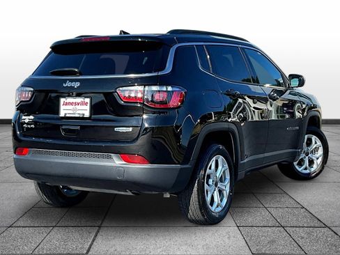 Used 2025 Jeep Compass Latitude w/ Sun & Sound Group AWD/4WD image 7