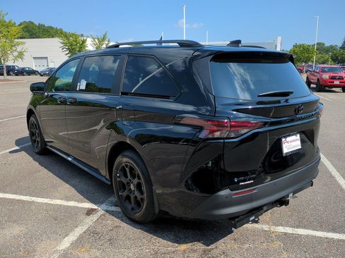 New 2026 Toyota Sienna XLE Woodland Edition AWD/4WD image 6