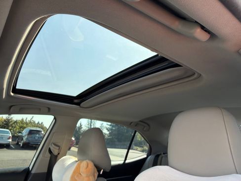 Used 2019 Toyota Camry SE w/ Convenience Package FWD image 10