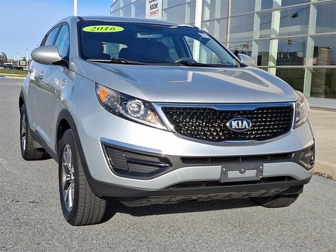 Used 2016 Kia Sportage LX image 2