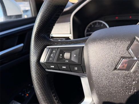 Used 2024 Mitsubishi Outlander SE image 11