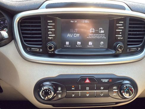 Used 2019 Kia Sorento LX image 18