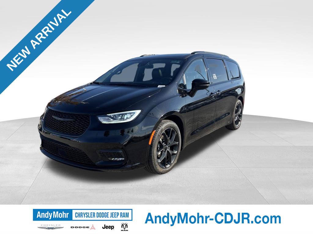 Used 2024 Chrysler Pacifica Limited w/ S Appearance Package FWD image 3