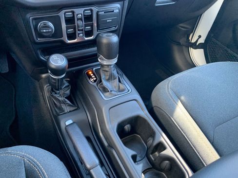 Used 2025 Jeep Wrangler Sahara image 40