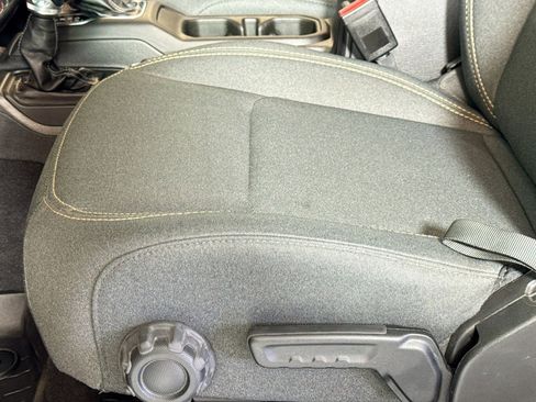 Used 2025 Jeep Gladiator Sport image 18