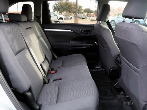 Used 2019 Toyota Highlander LE image 19