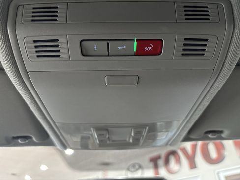 Used 2021 Volkswagen Tiguan S FWD image 16