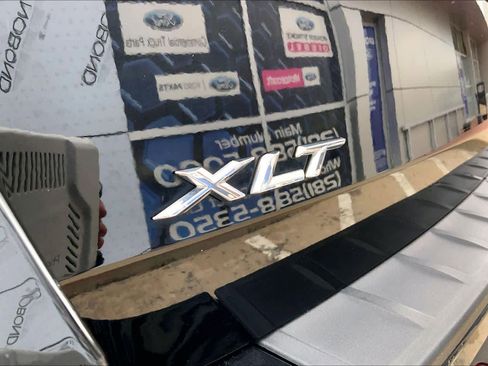 Used 2024 Ford Explorer XLT RWD image 10