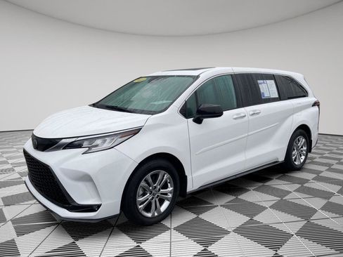Used 2023 Toyota Sienna XSE image 3