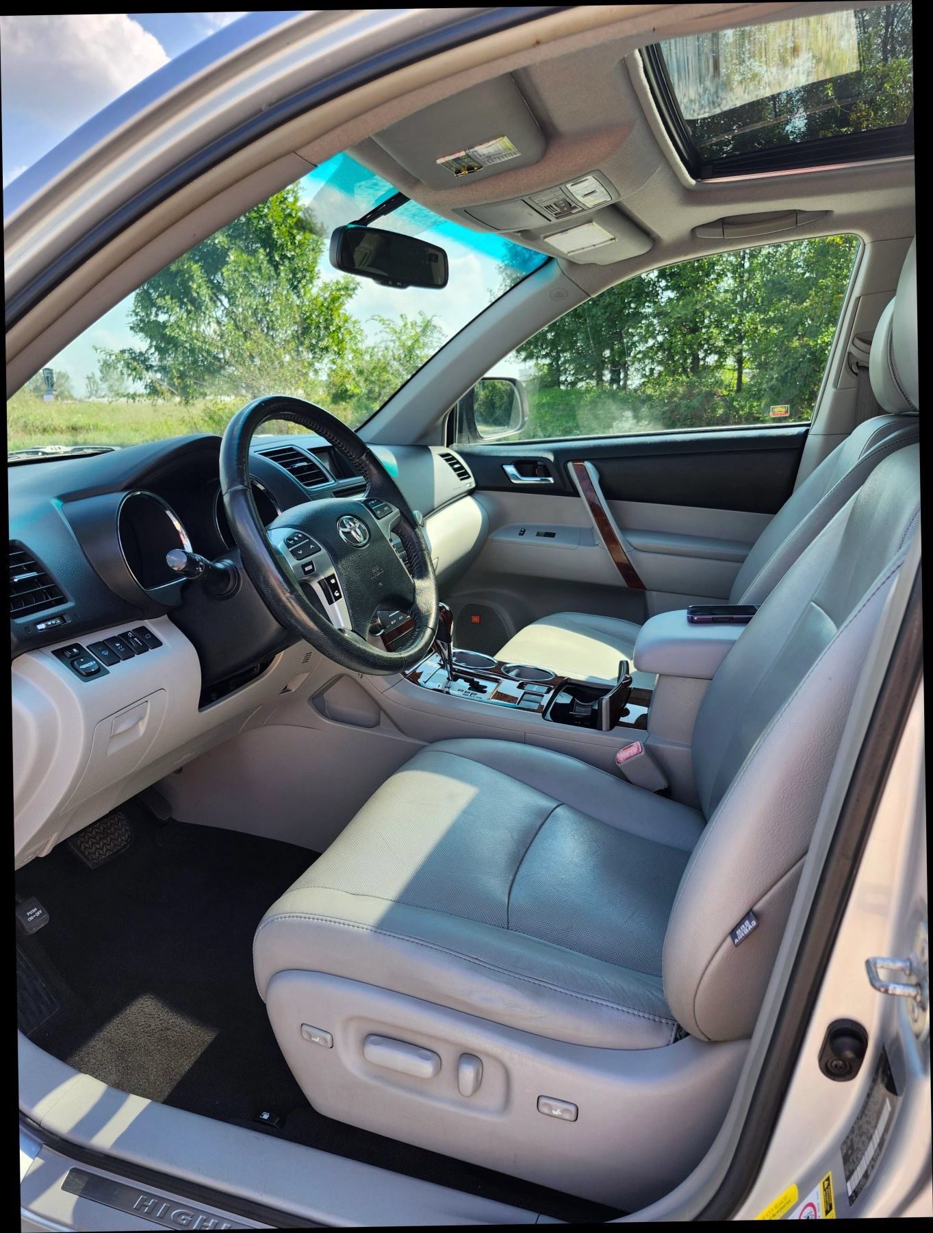 Used 2012 Toyota Highlander Limited w/ Tow Pkg FWD image 10