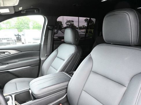 Used 2025 Chevrolet Traverse LT FWD image 24