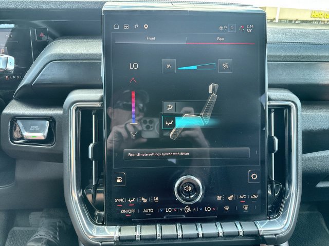 Used 2025 GMC Yukon Denali AWD/4WD image 19